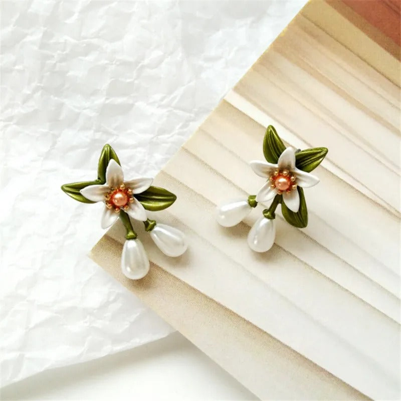 Pendientes con perlas blancas en forma de flor