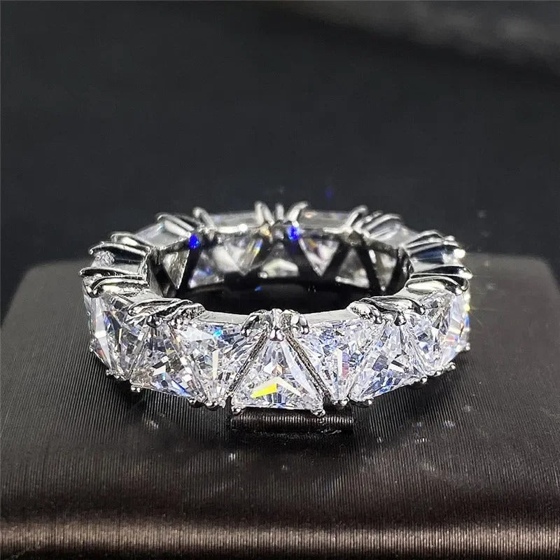 Anel Vintage Triangular de Prata com Pedras Eternity