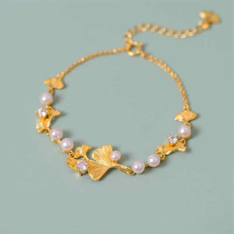 Pulsera clásica de oro con hojas de ginkgo y perlas