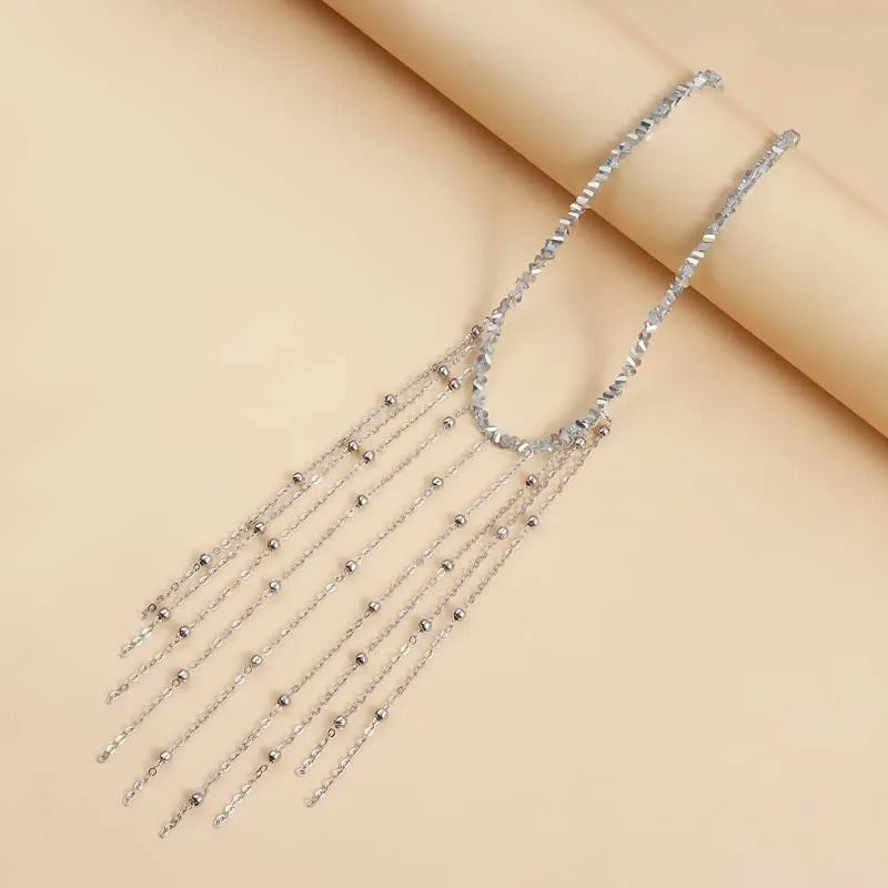 Collar con flecos plateados y cuentas en forma de gotas