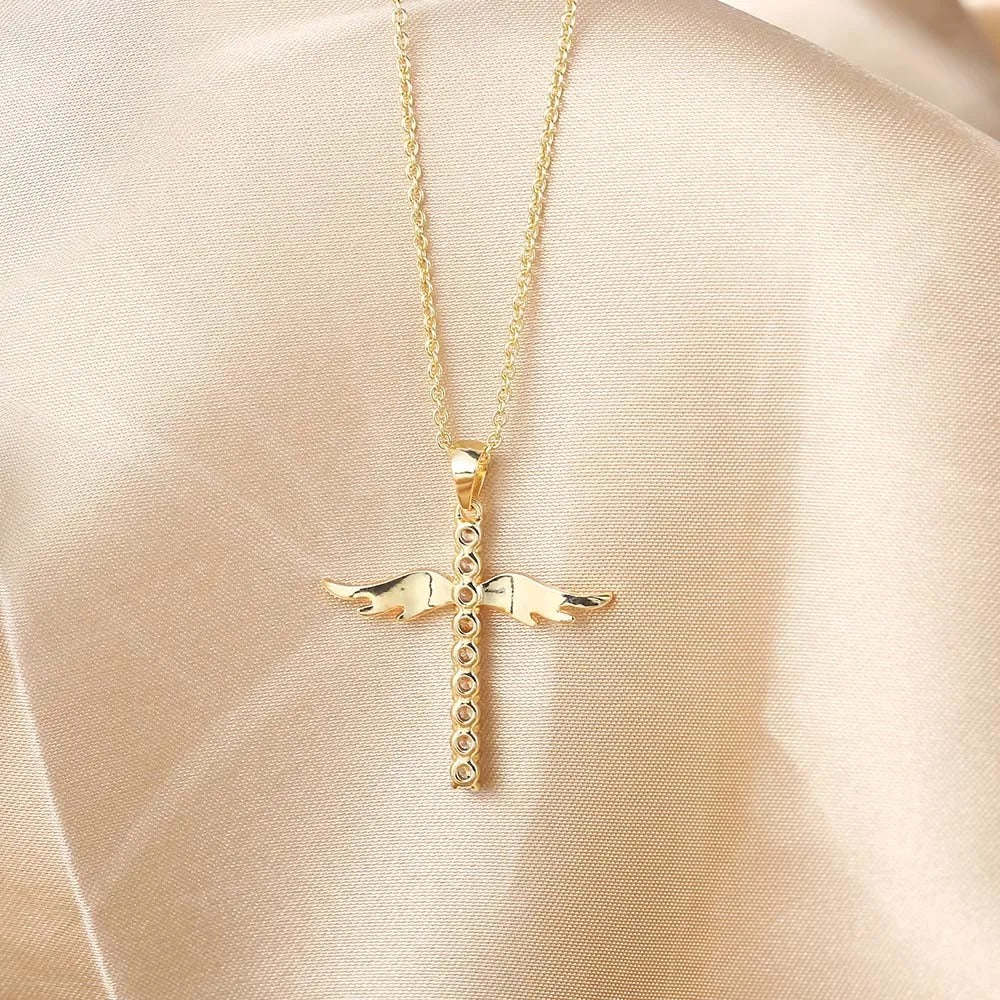 Collar con colgante en forma de cruz con alas angelicales doradas