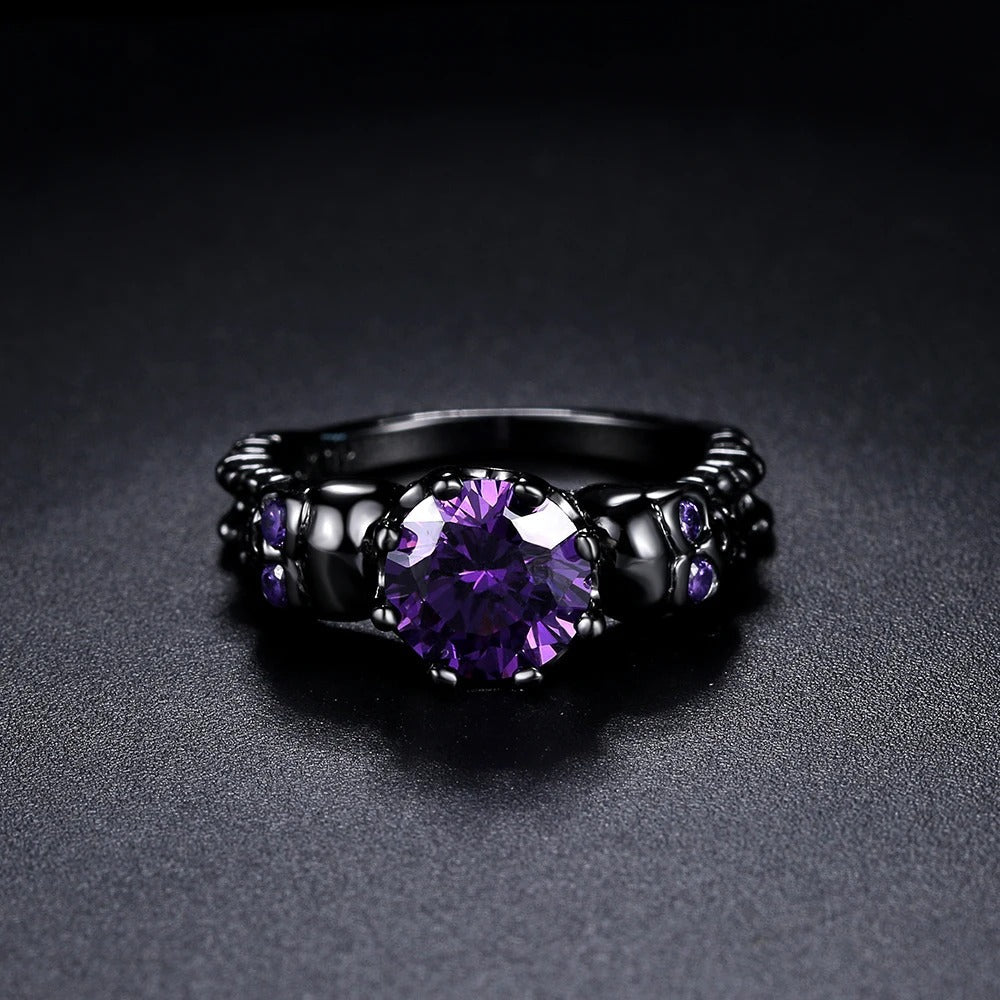 Anillo vintage redondo negro con una piedra preciosa morada