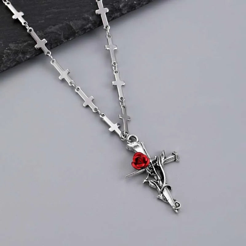 Cruz de plata y collar rosa rojo