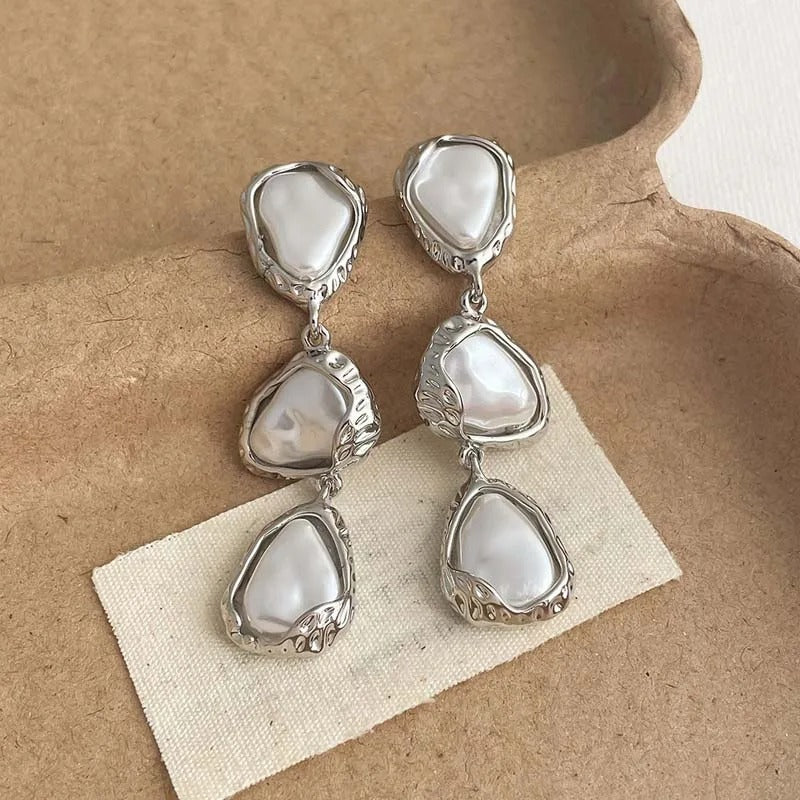 Pendientes triangulares de plata con perlas