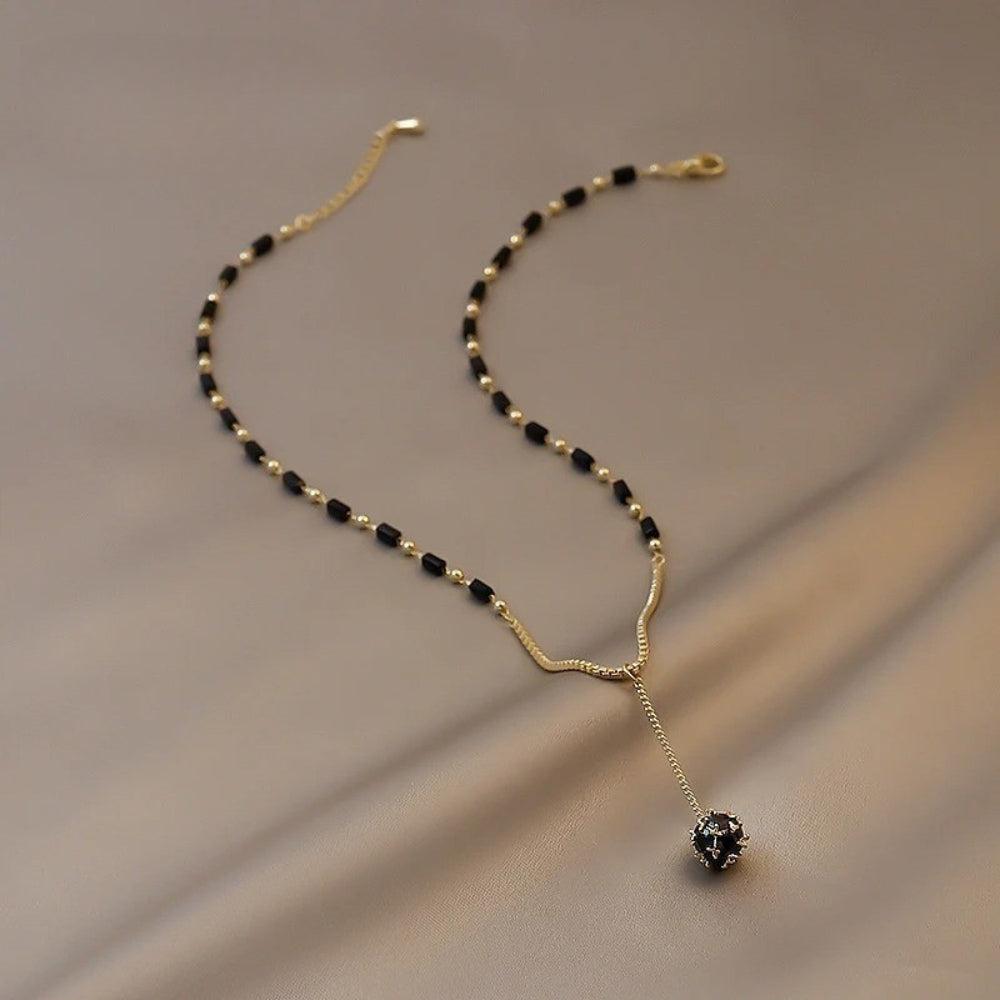 Collar vintage con cuentas negras y colgante en forma de gota