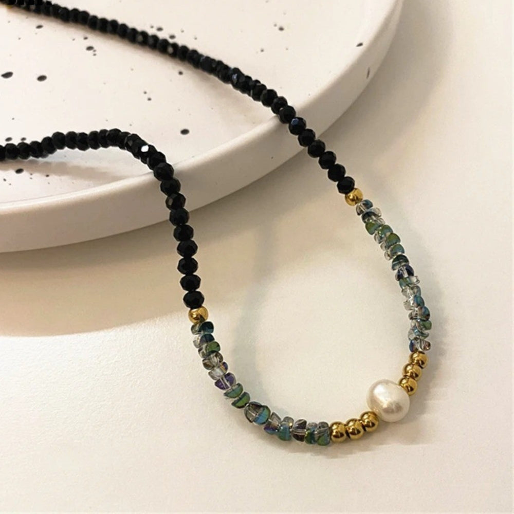 Collar de cuentas negras con oro y perlas
