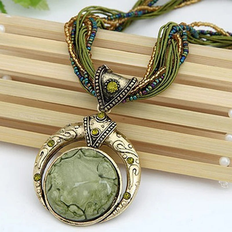 Collar vintage con colgante étnico de cristal verde