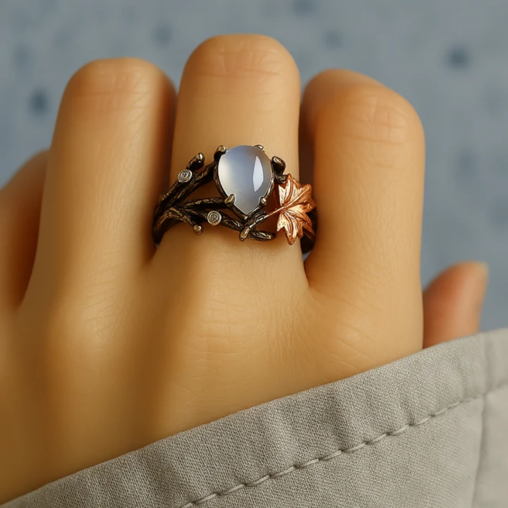 Anillo con piedra lunar natural