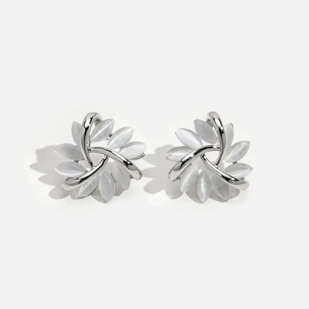 Elegantes y refinados pendientes con pétalos de ópalo en oro