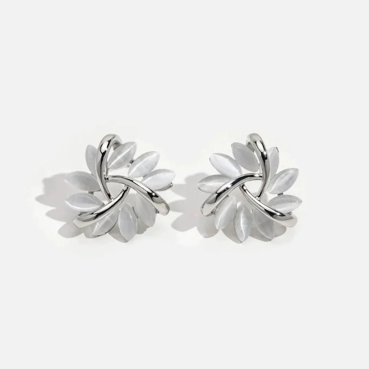 Elegantes y refinados pendientes con pétalos de ópalo en oro