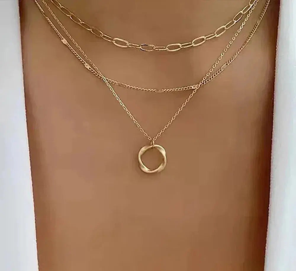 Collar vintage con cadena en capas y colgante dorado